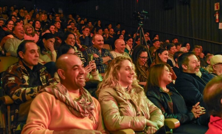 Comediantes en el escenario durante una presentación de 'Hablando de Humor'