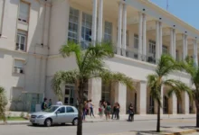 Docentes y estudiantes marchando en defensa de la universidad pública