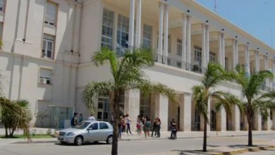 Docentes y estudiantes marchando en defensa de la universidad pública