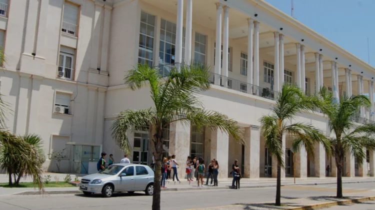 Docentes y estudiantes marchando en defensa de la universidad pública