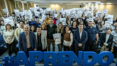 Voluntarios universitarios en una sesión de capacitación