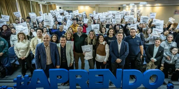 Voluntarios universitarios en una sesión de capacitación