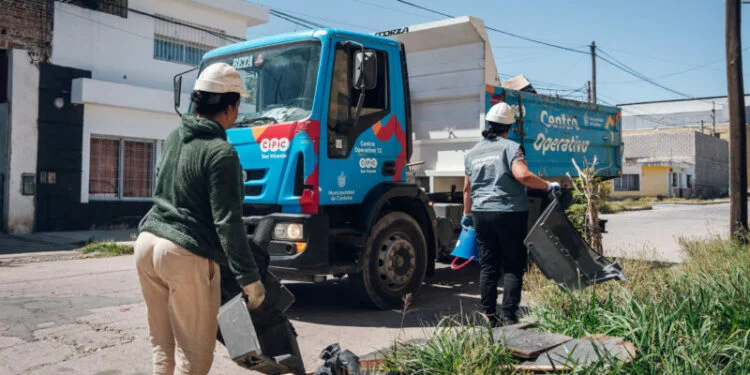 Operativo de descacharreo en un barrio de Córdoba