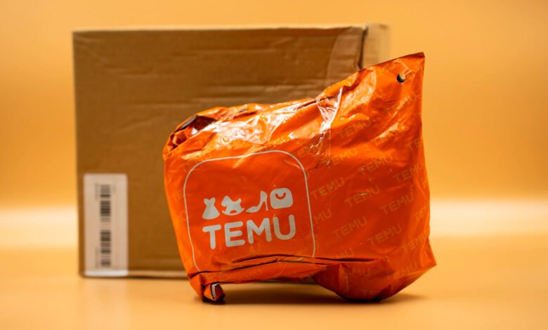 Logo de Temu con un sello de prohibido