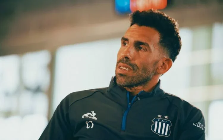 Carlos Tévez en el banco de Talleres de Córdoba