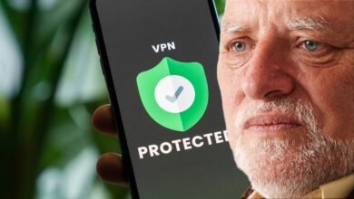 Imagen de un teléfono móvil con una pantalla de advertencia de seguridad