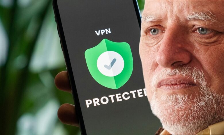 Imagen de un teléfono móvil con una pantalla de advertencia de seguridad