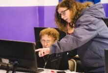 Imagen de una persona estudiando con un laptop y una libreta