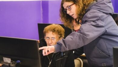 Imagen de una persona estudiando con un laptop y una libreta