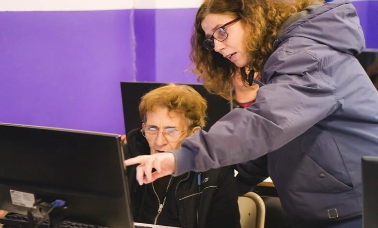 Imagen de una persona estudiando con un laptop y una libreta