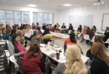 Docentes en una sala de capacitación, participando en una discusión sobre estrategias educativas.