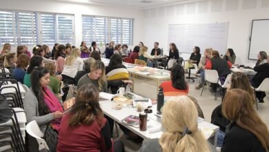 Docentes en una sala de capacitación, participando en una discusión sobre estrategias educativas.