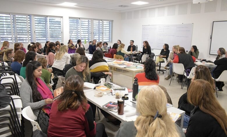 Docentes en una sala de capacitación, participando en una discusión sobre estrategias educativas.