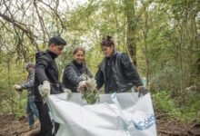 Estudiantes participando en la jornada de limpieza del río Suquía