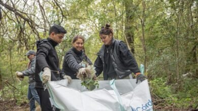 Estudiantes participando en la jornada de limpieza del río Suquía