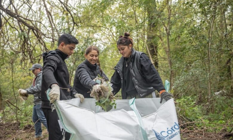 Estudiantes participando en la jornada de limpieza del río Suquía