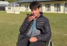 Grupo de jóvenes sonrientes con alfajores en la mano, apoyando a su compañero Juan Martín