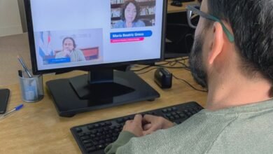 Imagen de un grupo de estudiantes y docentes en un entorno escolar acogedor