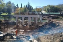 Imagen del nuevo puente en construcción sobre el río Santa Rosa