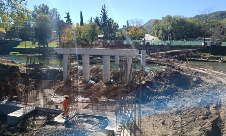 Imagen del nuevo puente en construcción sobre el río Santa Rosa