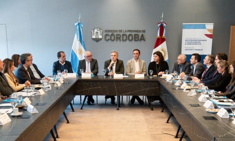 Gobernador Martín Llaryora y autoridades en la Mesa Provincial de Análisis de Narcocriminalidad