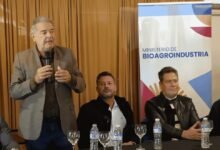 Ministro de Bioagroindustria, Sergio Busso, entregando aportes al Programa Buenas Prácticas Agropecuarias