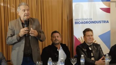 Ministro de Bioagroindustria, Sergio Busso, entregando aportes al Programa Buenas Prácticas Agropecuarias