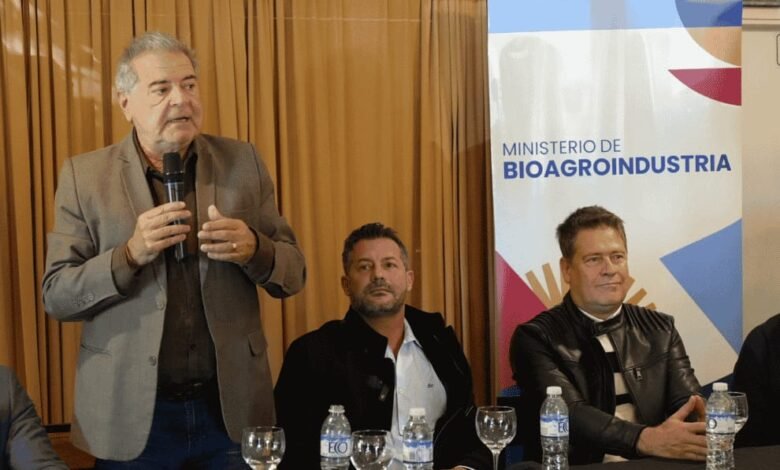 Ministro de Bioagroindustria, Sergio Busso, entregando aportes al Programa Buenas Prácticas Agropecuarias