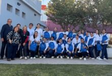 Estudiantes de Enfermería recibiendo mochilas técnicas con instrumental profesional