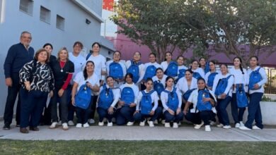 Estudiantes de Enfermería recibiendo mochilas técnicas con instrumental profesional