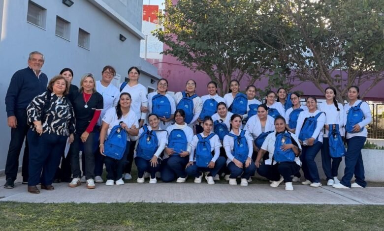 Estudiantes de Enfermería recibiendo mochilas técnicas con instrumental profesional