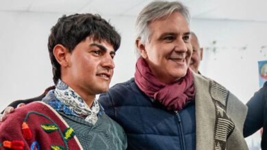 Gobernador Llaryora en una visita a localidades de Pocho