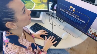 Estudiantes y docentes en una salida educativa