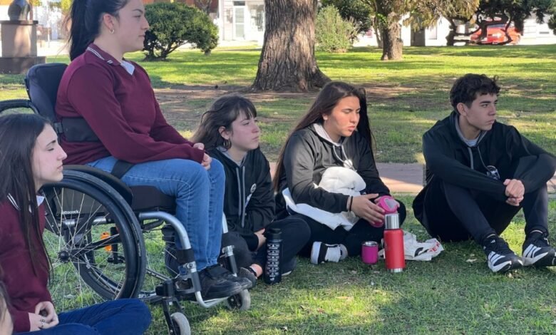 Estudiantes participando en un foro de debate en Monte Maíz