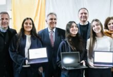 Imagen del gobernador Martín Llaryora en el acto de celebración del 25° aniversario del IPEM Nº 315
