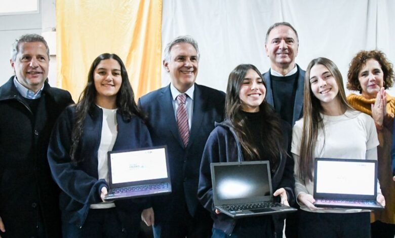 Imagen del gobernador Martín Llaryora en el acto de celebración del 25° aniversario del IPEM Nº 315