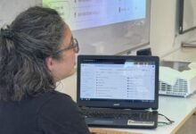 Docente de Matemática explicando una ecuación en la pizarra