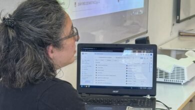 Docente de Matemática explicando una ecuación en la pizarra