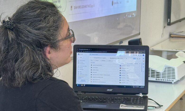 Docente de Matemática explicando una ecuación en la pizarra