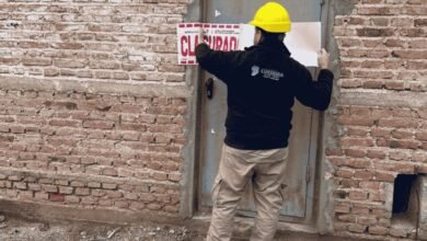 Inspectores del Ministerio de Bioagroindustria durante una inspección en un establecimiento de fitosanitarios