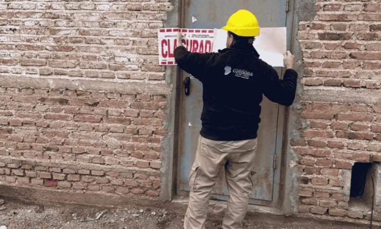 Inspectores del Ministerio de Bioagroindustria durante una inspección en un establecimiento de fitosanitarios