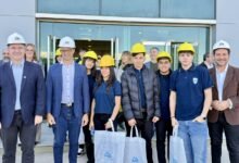 Estudiantes de la escuela técnica trabajando en una empresa