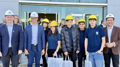 Estudiantes de la escuela técnica trabajando en una empresa