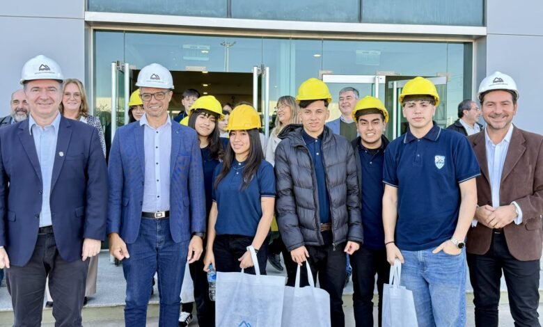 Estudiantes de la escuela técnica trabajando en una empresa