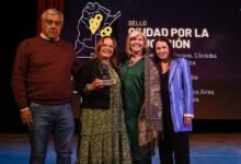 Representantes de localidades cordobesas recibiendo el sello "Ciudades por la Educación"