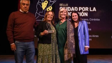 Representantes de localidades cordobesas recibiendo el sello "Ciudades por la Educación"