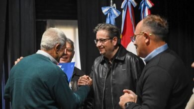 Familias del oeste cordobés celebran la entrega de escrituras de sus viviendas