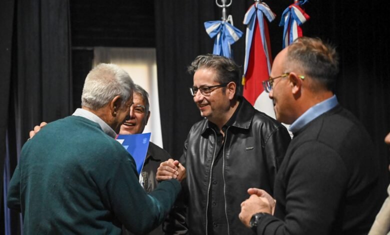 Familias del oeste cordobés celebran la entrega de escrituras de sus viviendas