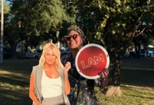 Juana Mercado abrazada a una gigantografía de Yanina Latorre, panelista de Los Ángeles de la Mañana
