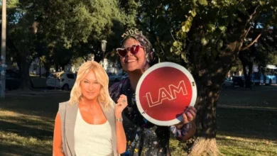 Juana Mercado abrazada a una gigantografía de Yanina Latorre, panelista de Los Ángeles de la Mañana